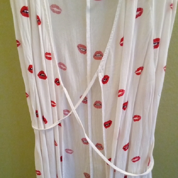 Womans S Forever 21 White Cardigan Wrap Around with Red Lips Lightweight Flowy - Picture 4 of 5